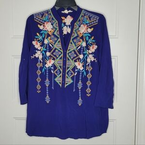 Luna Moon floral embroidered tunic top with roll tab sleeves and V-neck. Size S